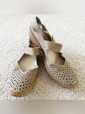 Rieker Womens Closed Toe Mary Jane Slingback Shoes Sz 42 Perforated Tan Walking